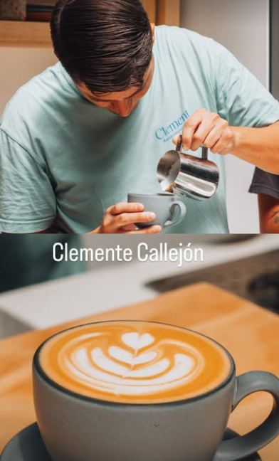 Barista preparando latte art en Callejón