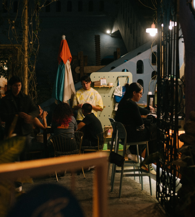 Patio de Clemente Callejón por la noche, con clientes en la terraza