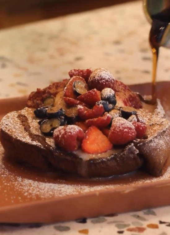 Postre de temporada con frutos rojos en Clemente Café