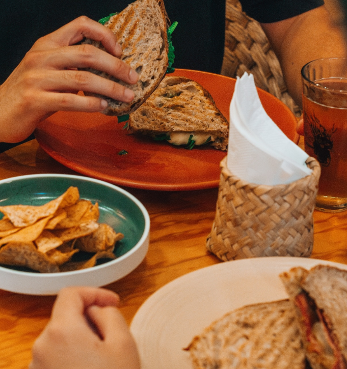 Sándwiches y chips sobre mesa de madera